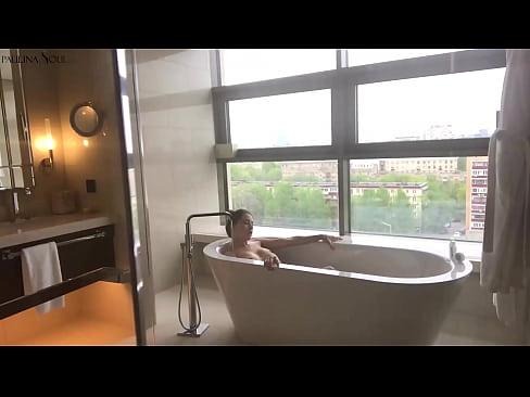 ❤️ 巨大的宝贝 激情地在浴室里撸起了她的阴部 ❤❌ Quality porn